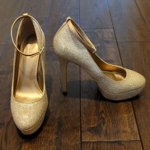 Aldo size 39 or 8.5 gold glitter platform heels